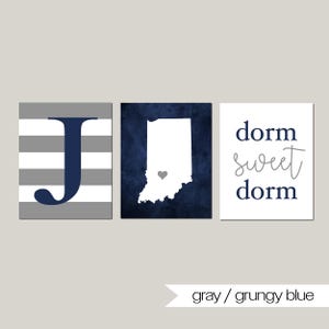 Puede incluir: Tres cuadros enmarcados. El primero presenta la letra "J" azul marino sobre un fondo a rayas grises y blancas. El segundo muestra el estado de Indiana en blanco con un coraz&oacute;n gris sobre un fondo azul marino. El tercero dice "dorm sweet dorm" en azul marino y gris.