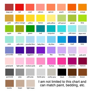 Op de afbeelding: Een kleurenkaart met 64 verschillende kleurstalen, elk met een naam. De kleuren vari&euml;ren van diep rood tot licht taupe. De kaart heeft de titel "Ik ben niet beperkt tot deze kaart en kan verf, beddengoed, etc. matchen."