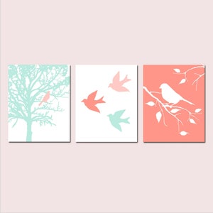 Puede incluir: Conjunto de tres impresiones de arte de pared imprimibles con un dise&ntilde;o minimalista de p&aacute;jaros y ramas en tonos de rosa y azul.