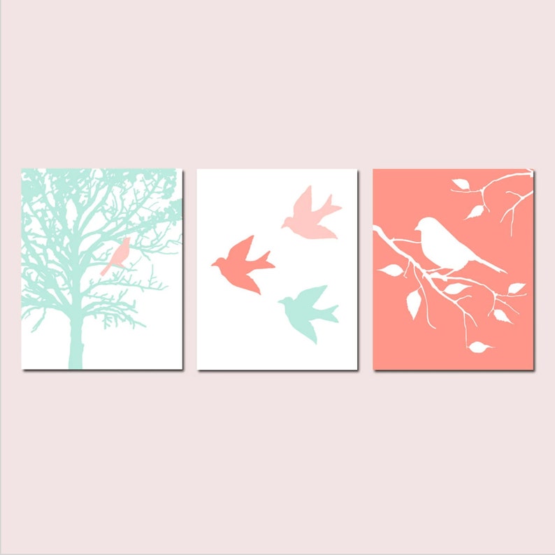Puede incluir: Conjunto de tres impresiones de arte de pared imprimibles con un dise&ntilde;o minimalista de p&aacute;jaros y ramas en tonos de rosa y azul.