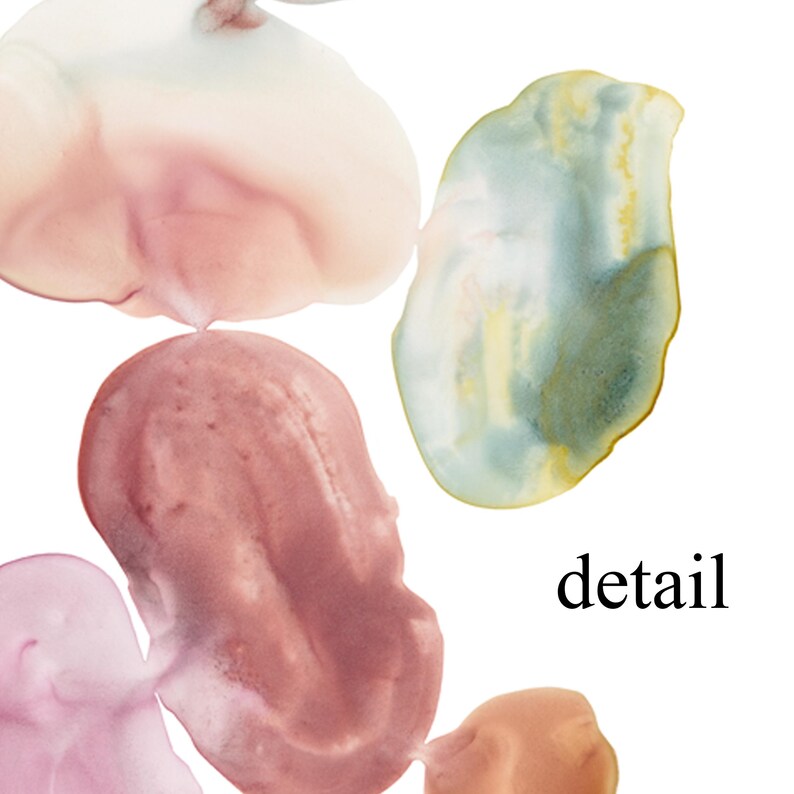 Pode incluir: Pintura abstrata em aquarela com cinco manchas de tinta coloridas em tons de rosa, p&ecirc;ssego, marrom, verde e amarelo. A palavra "detalhe" est&aacute; escrita em texto preto na parte inferior da imagem.