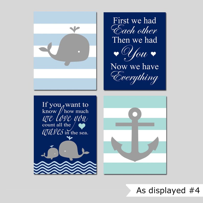 Op de afbeelding: Set van vier nautisch gethematiseerde kinderkamerprints met blauwe en witte strepen, ankers en walvissen. De prints bevatten de tekst "Als je wilt weten hoeveel we van je houden, tel dan alle golven in de zee." en "Eerst hadden we elkaar, toen hadden we jou, nu hebben we alles."