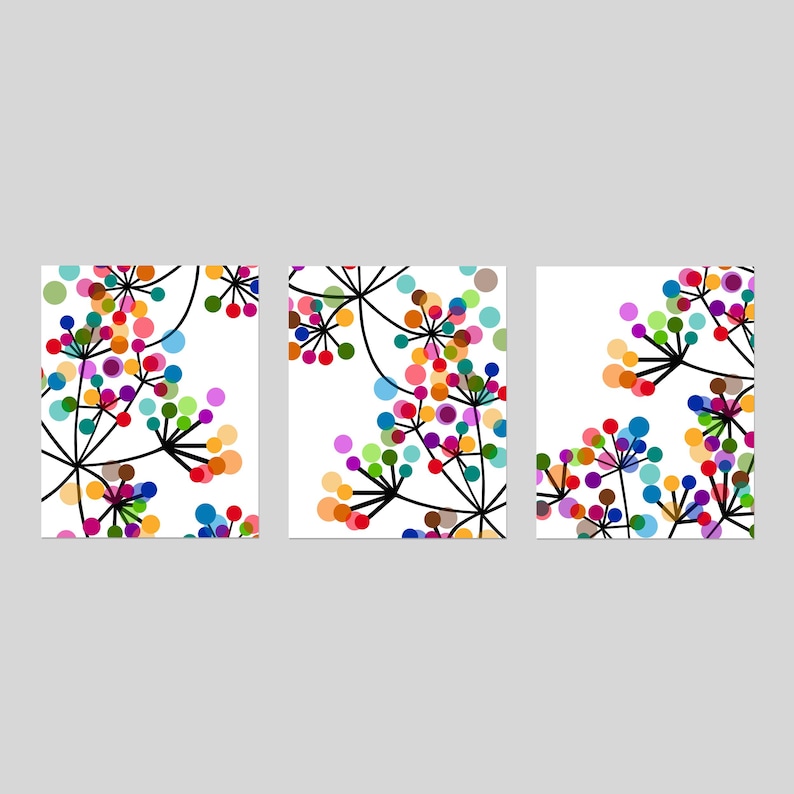 Puede incluir: Tres impresiones de arte abstracto coloridas con fondo blanco y contornos negros. Cada impresi&oacute;n presenta un grupo de c&iacute;rculos coloridos conectados por finas l&iacute;neas negras, que se asemejan a una flor estilizada.