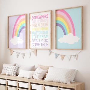 Könnte beinhalten: Zwei gerahmte Drucke mit Regenbogen-Designs und inspirierenden Zitaten. Das Zitat auf dem rechten Druck lautet: "Somewhere over the rainbow skies are blue and the dreams that you dare to dream really do come true."