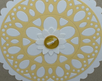 Tarjetas de margaritas de primavera (2) - Incrustación troquelada con cartulina amarilla y blanca en la base de la tarjeta kraft