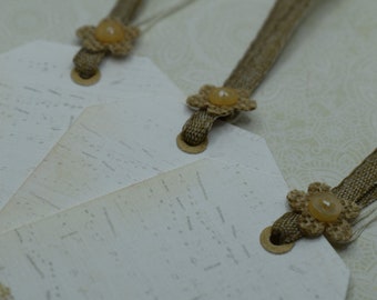 Vintage Look - Rose &Music Tags (3), Acabado con cinta de lona rústica y una flor de botón de arpillera