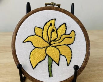 Yellow day lily 4" flower embroidery