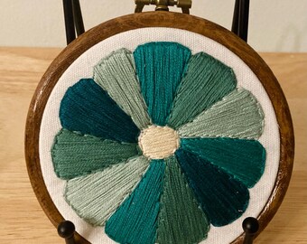 Teal aquamarine gradient daisy series 4" flower embroidery