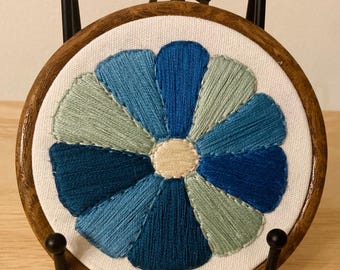 Blue gradient daisy series 4" flower embroidery