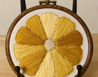 Yellow gradient daisy series 4" flower embroidery