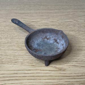 Vintage Cast Iron Mini Salesman Sample Skillet Frying Pan Cooking Tool W 3 Legs