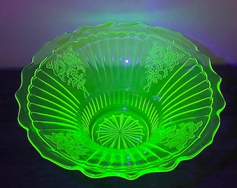 Vintage 1930s Uranium Vaseline Green Depression Glass Large Bowl Anchor Hocking 11.5”