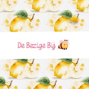 Op de afbeelding: Waterverfpatroon met citroenen en citroenplakjes met groene bladeren. De tekst "De Bezige Bij" staat in roze, vergezeld van een cartoon bijenillustratie. De achtergrond is lichtgeel en wit.