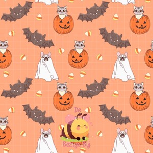 Op de afbeelding: Een herhalend patroon op een oranje achtergrond met Halloween-illustraties. Het ontwerp bevat vleermuizen, katten in pompoenen, honden in spookkostuums en snoepmaïs. Een cartoonbij met de tekst "De Bezige Bij" is ook aanwezig.