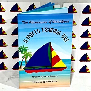 K&ouml;nnte beinhalten: Ein Kinderbuch mit dem Titel "A Potty Training Tale" mit einer Segelboot-Illustration auf dem Cover. Das Cover zeigt ein blaues Segelboot mit roten und gelben Akzenten, Palmen und dem Text "The Adventures of SinkABoat". Das Buch ist von Aufklebern umgeben.