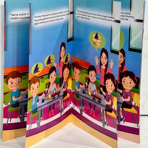 K&ouml;nnte beinhalten: Ein Kinderbuch mit farbenfrohen Illustrationen. Die Doppelseiten zeigen eine Gruppe von Kindern und eine Frau. Textblasen und Text sind sichtbar. Das Thema des Buches scheint das T&ouml;pfchentraining zu sein.