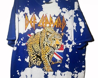 Camiseta Def Leppard con estampado de leopardo y pedrería / Camiseta rockera tie-dye reciclada (Talla Grande)