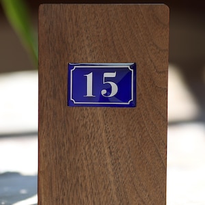 Cadeau pour une maison neuve - Numéro de maison français, carte de voeux personnalisée en vitrail en bois - Cadeau fait main inhabituel pour lui ou elle.