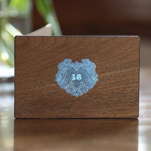 Biglietto d'auguri floreale con cuore per anniversario - Personalizzabile, fatto a mano, effetto legno e vetro colorato. Regalo per marito, moglie, coppia.