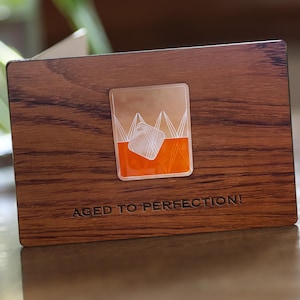 Whisky-Liebhaber Geburtstagskarte - Sonnenfänger-Grußkarte aus Holz. Handgemachtes Geschenk für ihn, Mann, Freund, Bruder, Vater oder Freund.