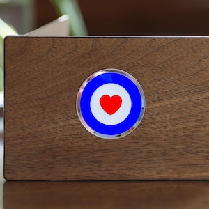 Tarjeta de vidrieras retro con diseño de la RAF, tiro con arco, diana de tiro con arco y ronda de mods para San Valentín. Regalo hecho a mano para él, esposo, novio, ella, esposa, novia.