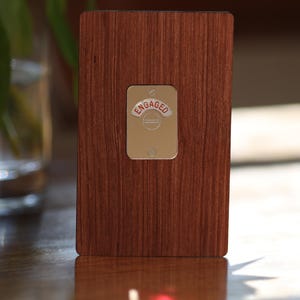 Biglietto d'auguri in legno con lucchetto per WC per fidanzamento/fidanzato - Regalo insolito fatto a mano per fidanzato, amico, promesso sposo, futuro sposo, amante, fratello, sorella