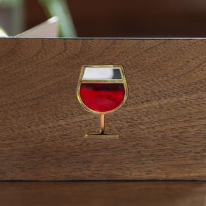 Verzending de volgende dag - Verjaardagskaart voor wijnliefhebbers - Houten wenskaart met gebrandschilderd glas. Handgemaakt cadeau voor hem, haar, man, vrouw, baas of vriend.