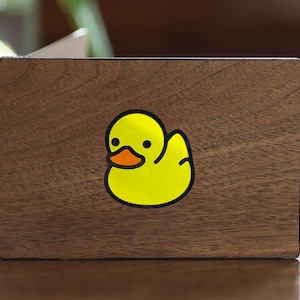 Cartão comemorativo em vitral com pato de borracha - Design exclusivo de pato feito à mão, interior em branco, cartão divertido com animais. Aniversários, recém-nascidos e batizados.