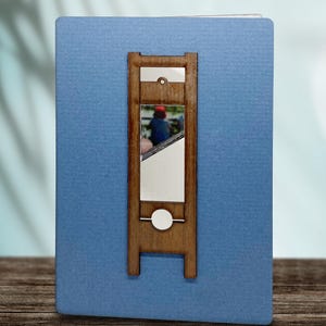Tarjeta de felicitación con guillotina: regalo hecho a mano en madera y acrílico. Perfecta para el Día de la Bastilla, Halloween o cualquier fanático del terror.
