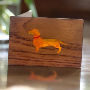 Dackel, Weiner, Sausage Dog Geburtstagskarte - Hölzerne Glasmalerei-Grußkarte. Handgemachtes Geschenk für ihn, sie, Hundemama, Hundepapa,