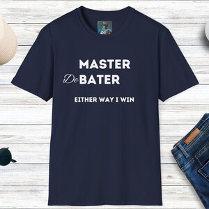Könnte beinhalten: Ein marineblaues T-Shirt mit weißem Text, der "Master Debater Either Way I Win" lautet.