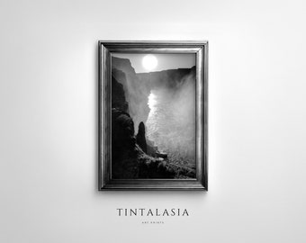 Könnte beinhalten: Ein Schwarzweißfoto einer nebeligen Landschaft mit einer Sonne, die durch die Wolken scheint. Das Foto ist in einem silbernen Rahmen gerahmt und der Text "TINTALASIA ART PRINTS" ist unter dem Rahmen gedruckt.