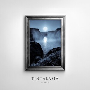 Pode incluir: Uma fotografia em preto e branco emoldurada de um cânion nebuloso com uma lua cheia no céu. O texto "TINTALASIA ART PRINTS" está abaixo da moldura.