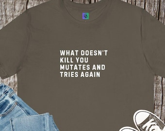 Wat je niet doodt, muteert en probeert het opnieuw T-shirt | Grappig T-shirt met wetenschappelijk citaat