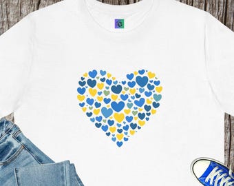 Blauwgeel T-shirt met hartcollage | Bewustzijnsshirt downsyndroom