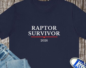 Raptor Survivor 2026-T-shirt | Shirt met dinosaurushumor