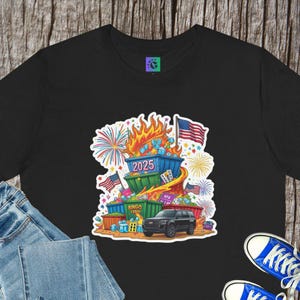 Camiseta unisex con tarjeta de bingo 2025, 4 de julio, incendio en un contenedor de basura, hielo, SUV negros, fuegos artificiales, desfiles, tornados, regalo para compañeros de trabajo, cultura americana, celebración