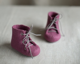 Newborn shoes, Merino wool boots, Purple raspberry baby shower gift, Custom made baby shoes with vegan leather laces, Baby first shoes