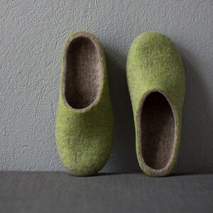 Gevilte pantoffels voor dames - Natuurlijk biologisch zandbeige frisgroene wollen pantoffels - Milieuvriendelijke schoenen voor thuis met zolen - cadeau voor haar