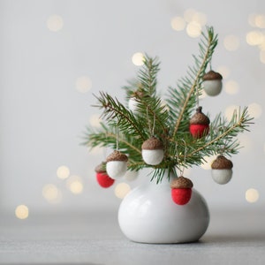 Décorations blanches et rouges de gland, petites décorations d&#39;arbre de Noël, décoration de vacances, cadeaux de fête des bois, pièce maîtresse de table de mariage d&#39;hiver