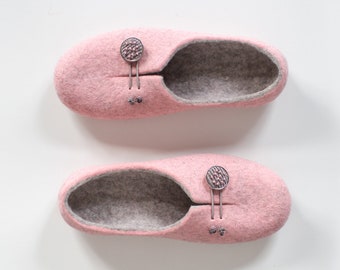 Women slippers - Light gray and pink felted house shoes with soles - Easy to put on closed back wool home shoes homemade by Vaida Petreikis
