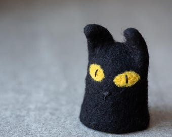 Black Cat Wool Egg Warmer – Handmade Felted Egg Cozy – Cute Easter Table Decoration - Mysterious and Whimsical Home Decor Idea