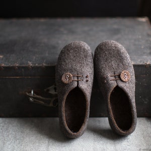 Damespantoffels met zolen, grijsbruine huisschoenen, gezellige vilten pantoffels, warme slaapkamerpantoffels natuurlijke biologische wol, minimalistisch cadeau voor haar
