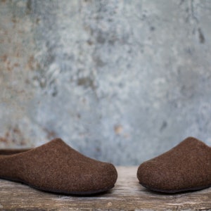 Ecoschoenen, natuurlijke bruine wollen pantoffels voor vrouwen, gekookte biologische wollen klompen met rubberen zolen, huisgemaakt in Europa door Vaida Petreikis
