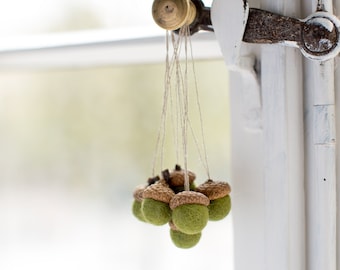 Felted acorn ornaments in mossy green, Set of 6 woodland weddings party favors, Autumn season decorations, Fall and Thanksgiving decor
