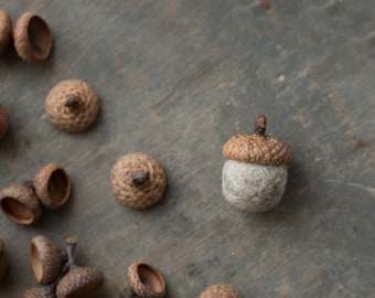 Woodland wedding favor - Fridge magnet with natural real acorn cap and wool bead in organic beige color packed in a kraft box, handmade gift