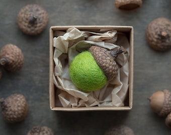 Green felted wool acorn magnet with real acorn cap and felted wool bead in a kraft box - Unique home decor - Baby shower favor gift