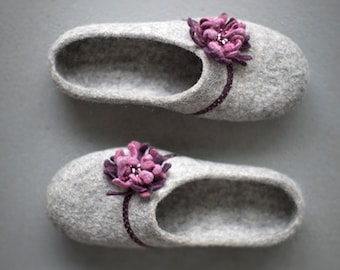 Felted slippers, Women house shoes, Natural gray organic wool clogs with purple pink flower, Eco friendly home shoes with rubber soles