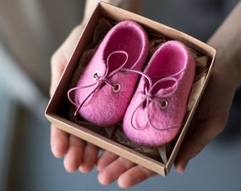 Baby shoes in a box, Baby shower gift, Gender reveal, New baby announcement, Sweet pink wool booties, Nursery room decor, Baby girl shoes