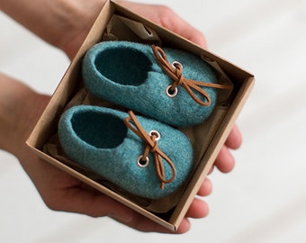 Pregnancy reveal to grandparents, Limited edition aqua blue wool booties, Unisex eco friendly newborn baby shoes in a box, Baby shower gift